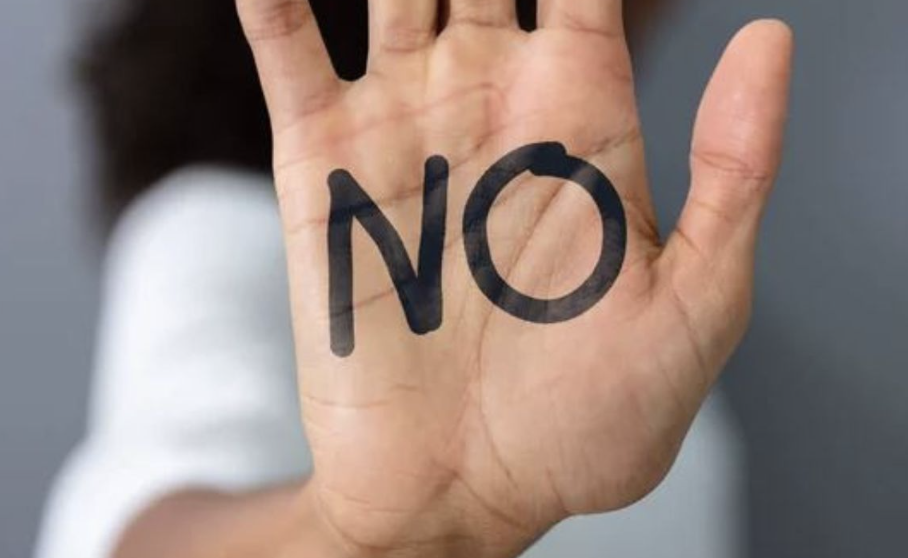 Persona diciendo que no